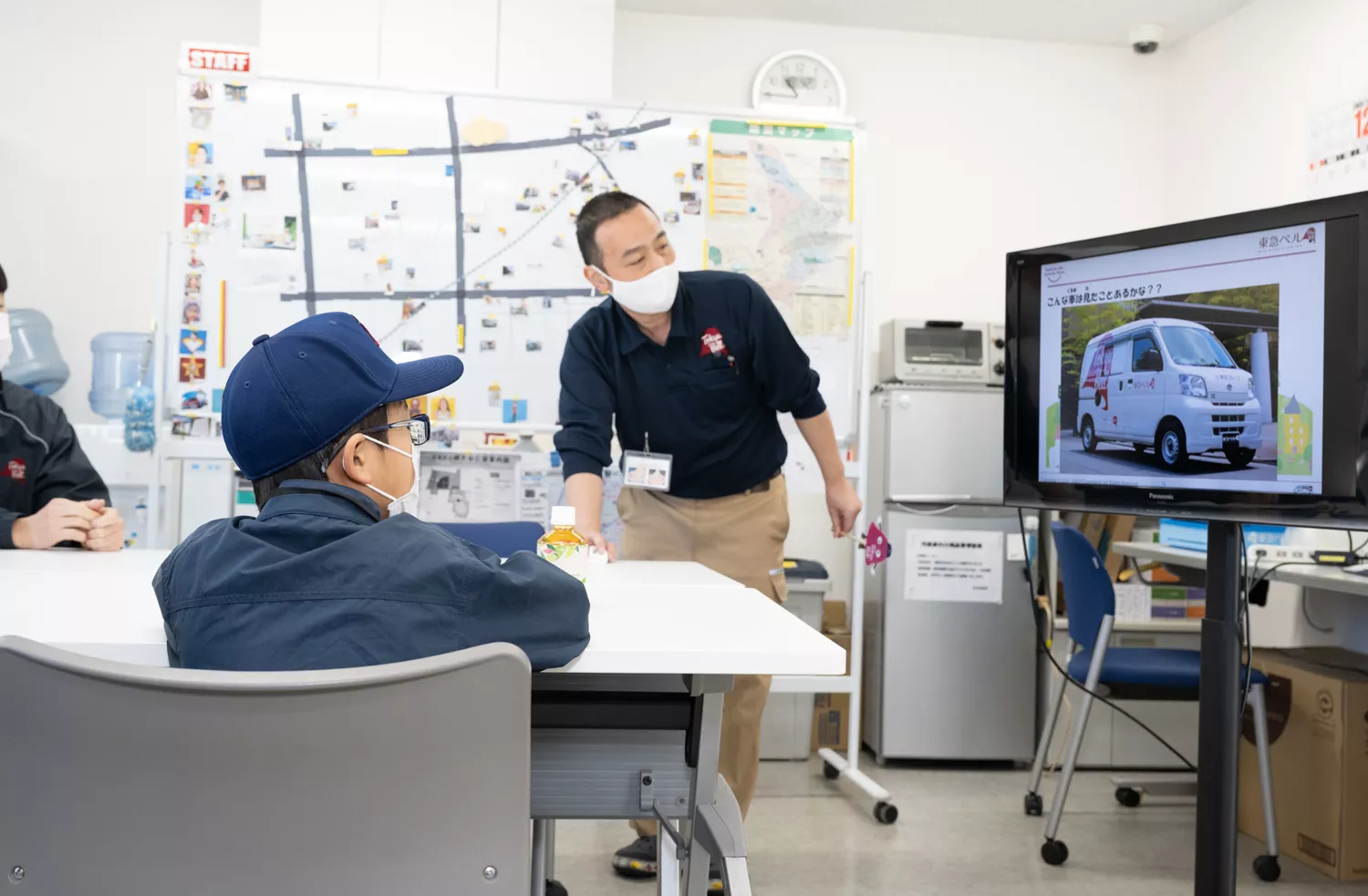 制服を着て説明を受ける子どもたち