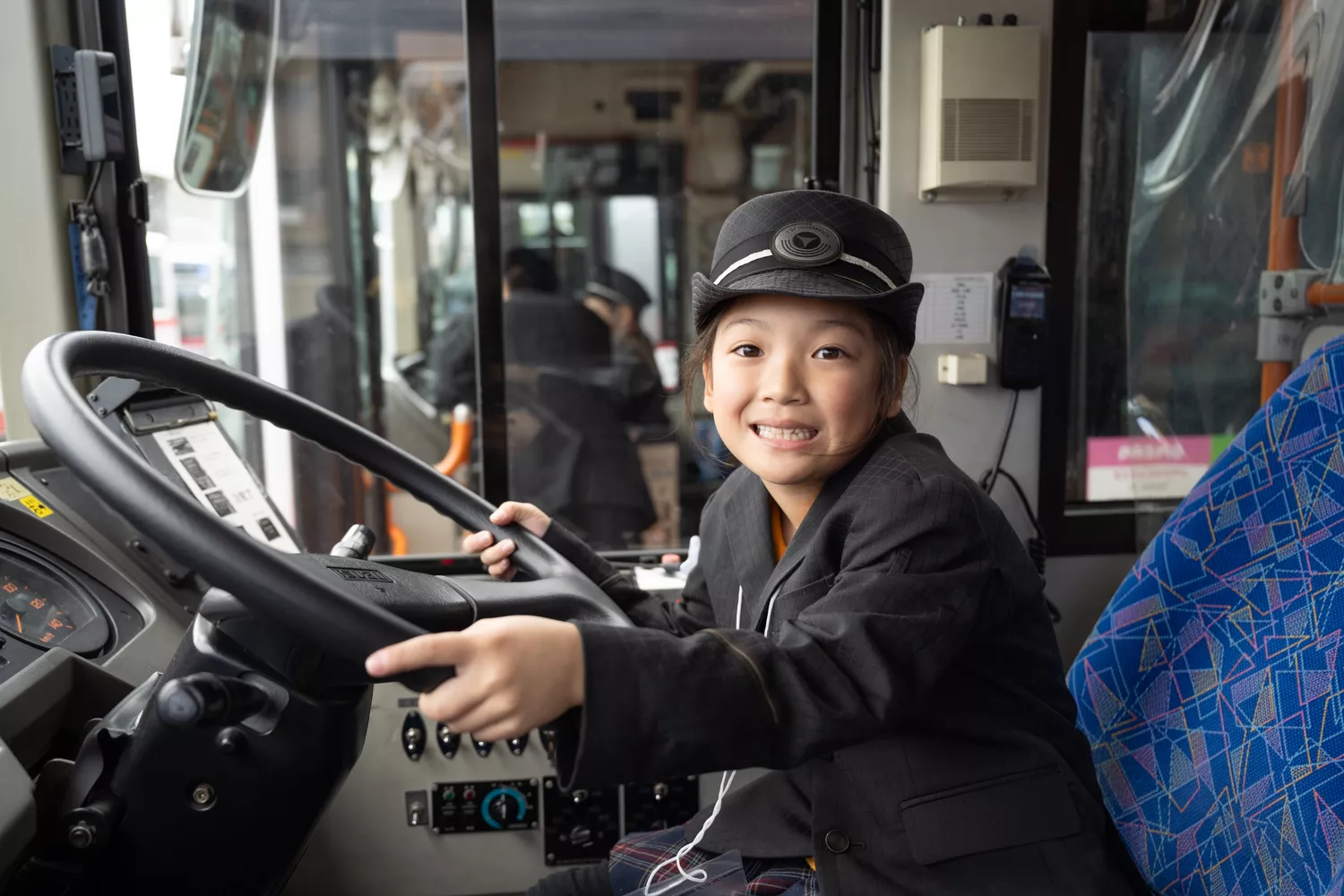 本物の運転席に座ってにっこり