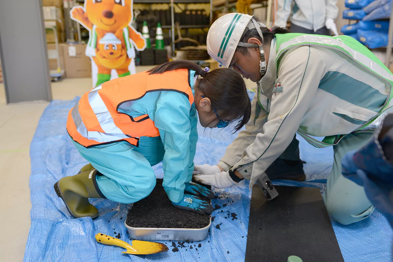 アスファルトを固める作業