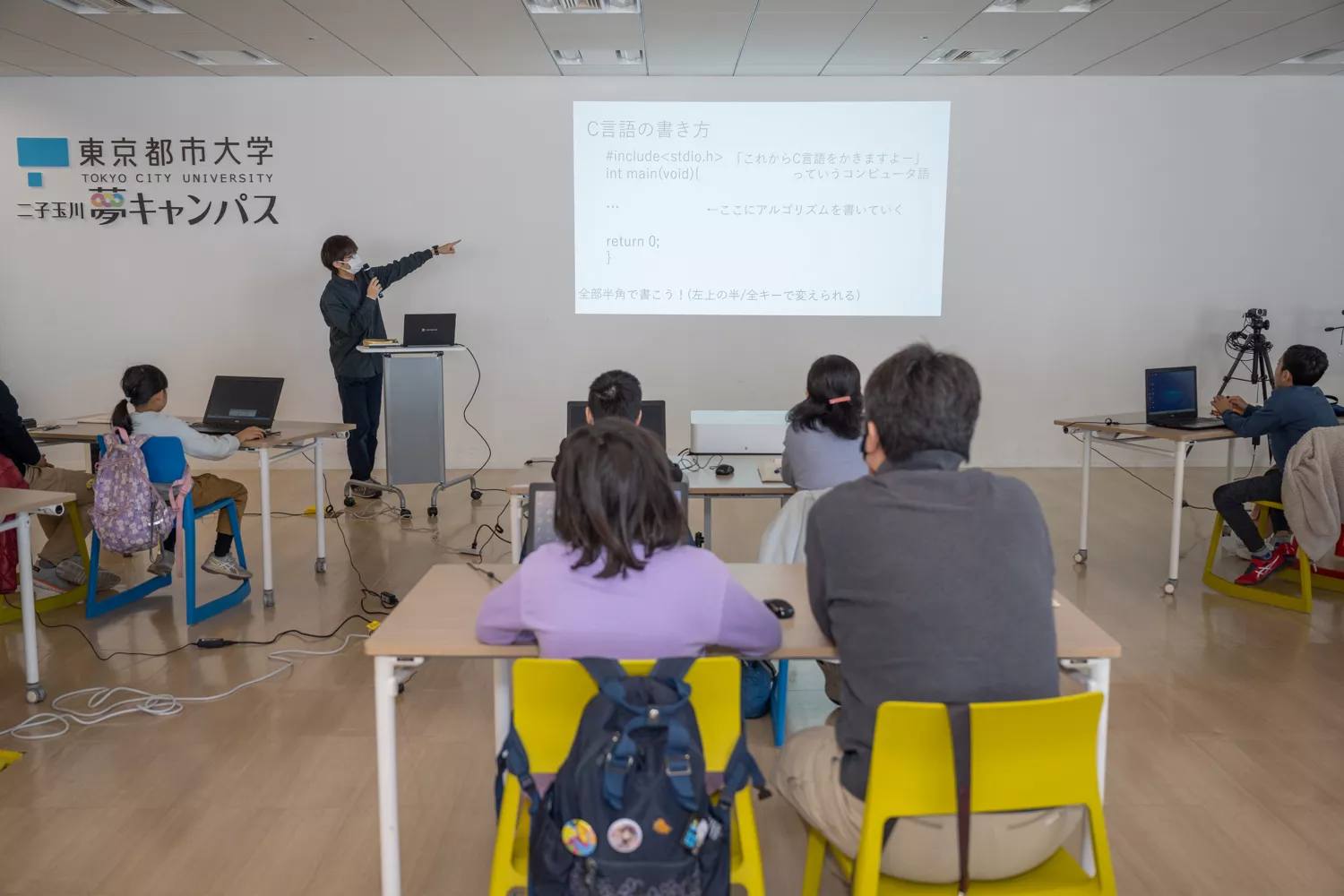 「プログラミングとは何か」を学ぶ子どもたち