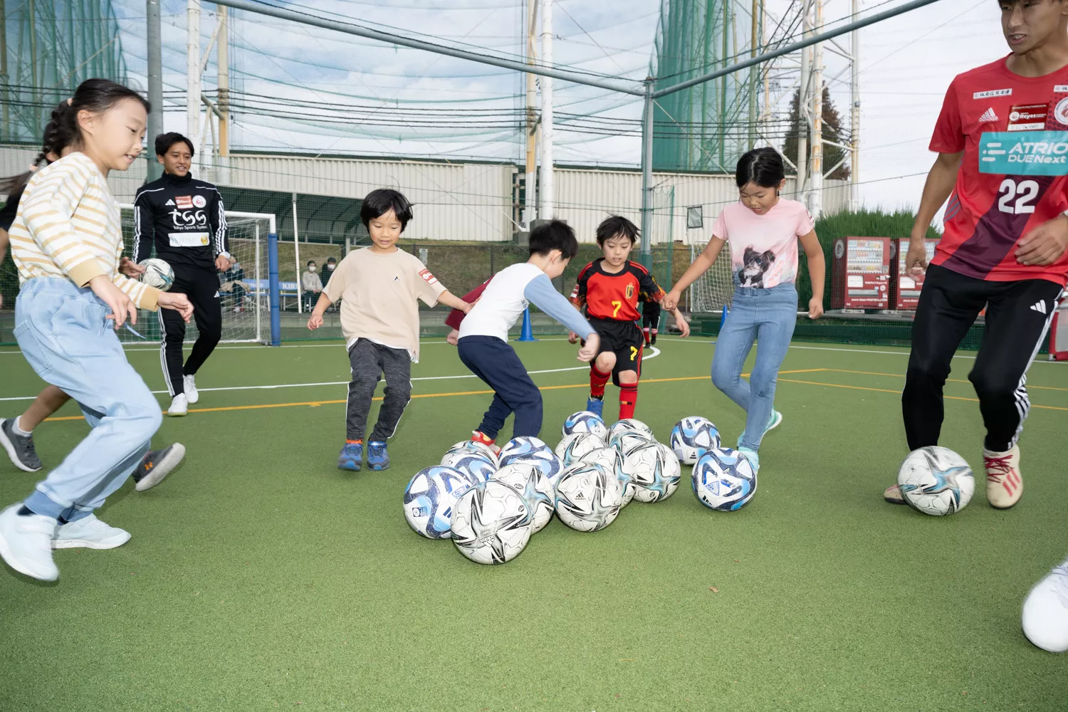 サッカーボールに群がる子どもたち