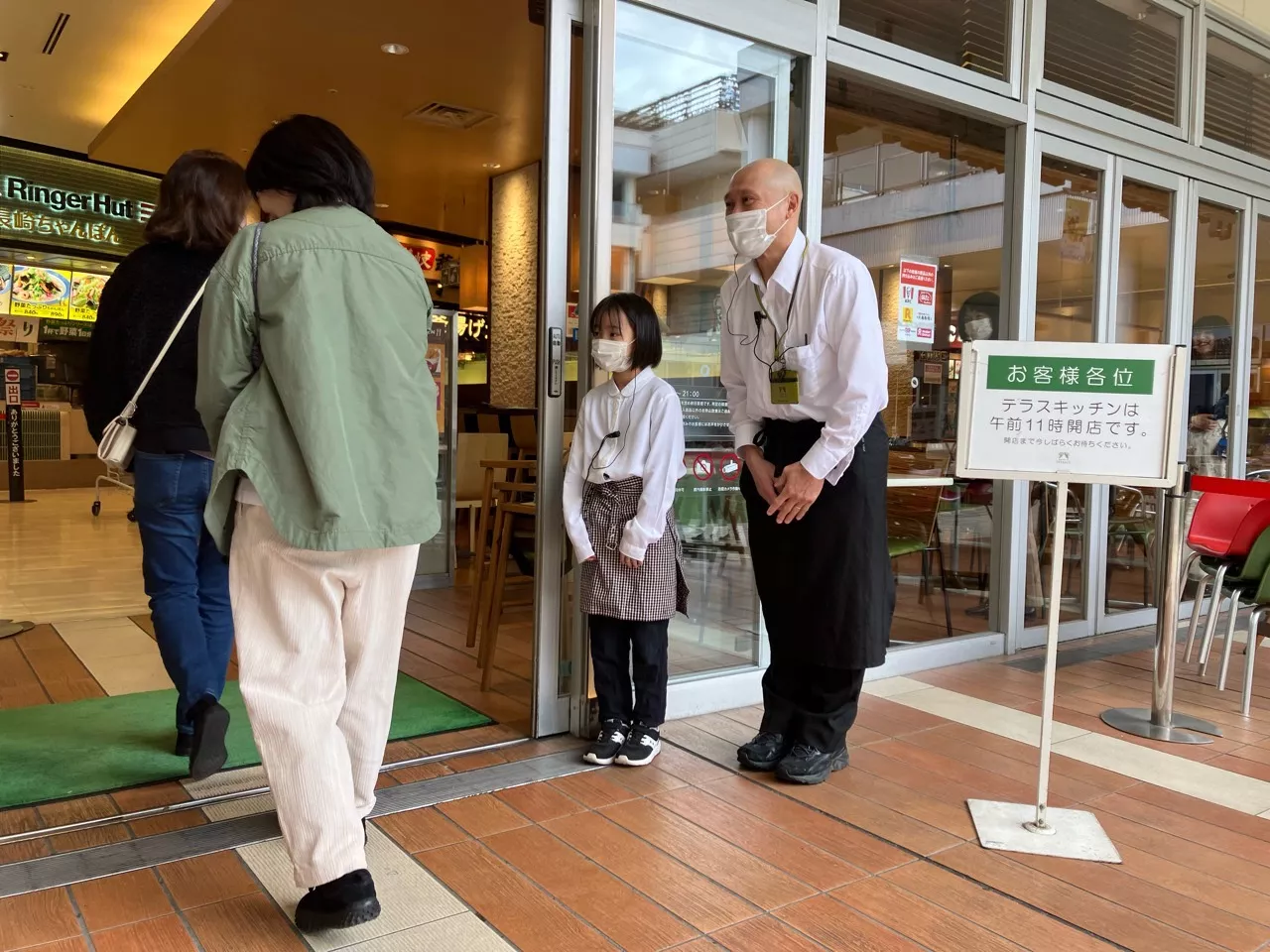 入口でお客さまをお出迎え