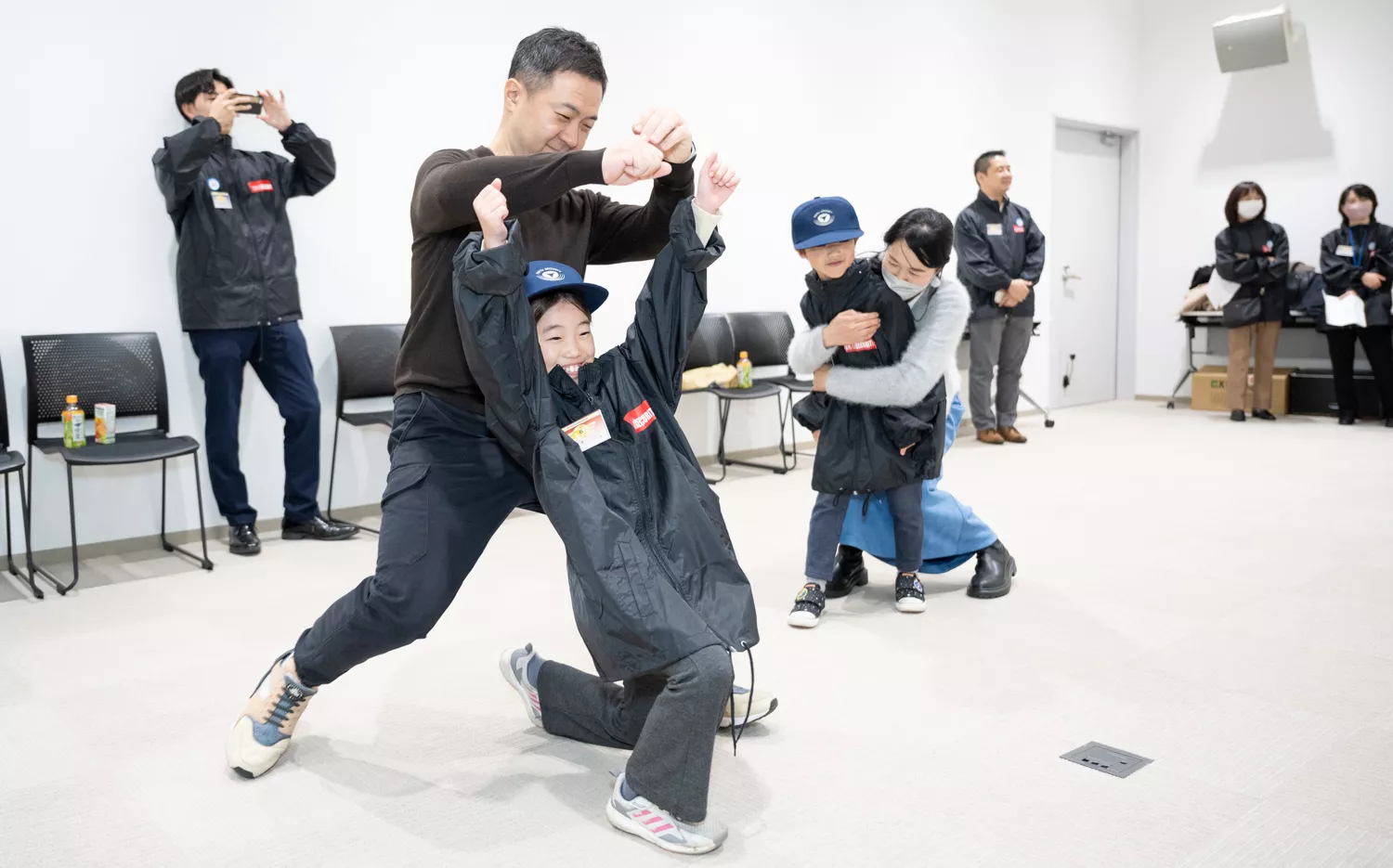 護身術を学ぶ子どもたち