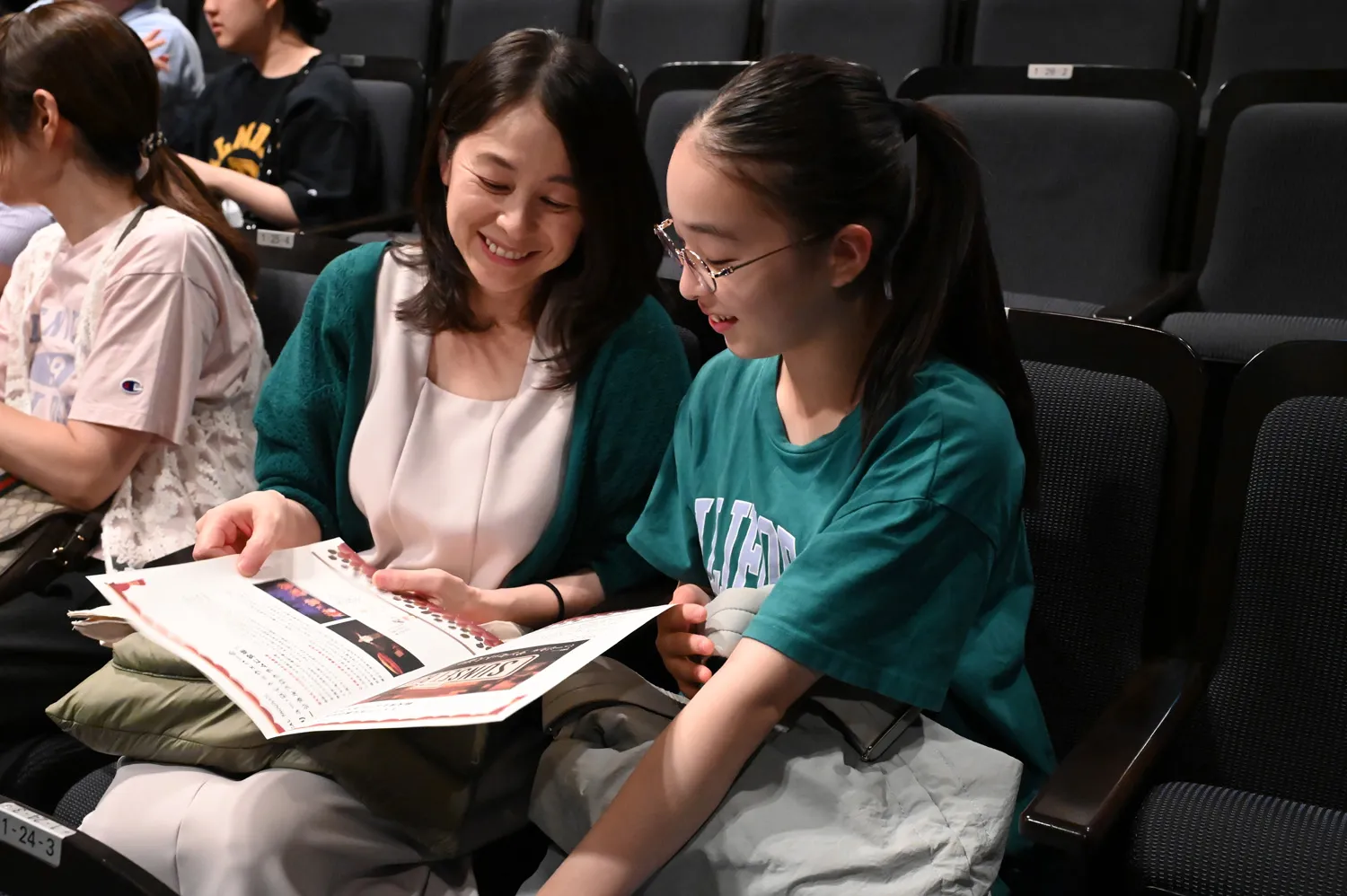 開演を前に談笑する親子