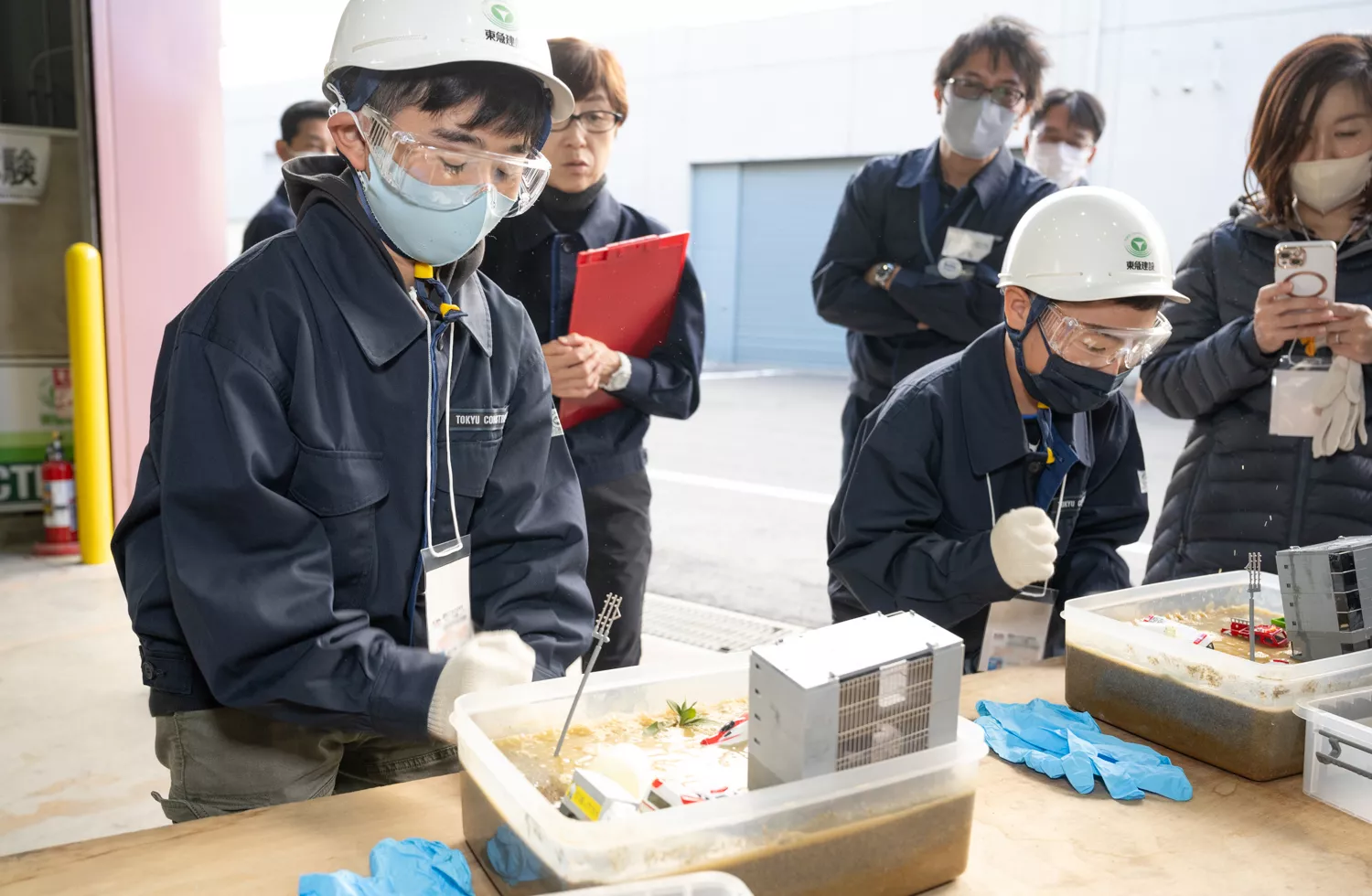 液状化について学ぶ子どもたち