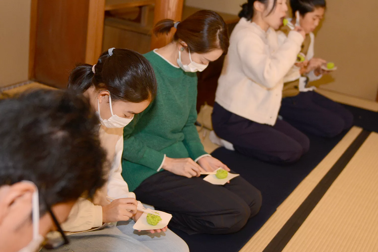 季節のお菓子を頂きます