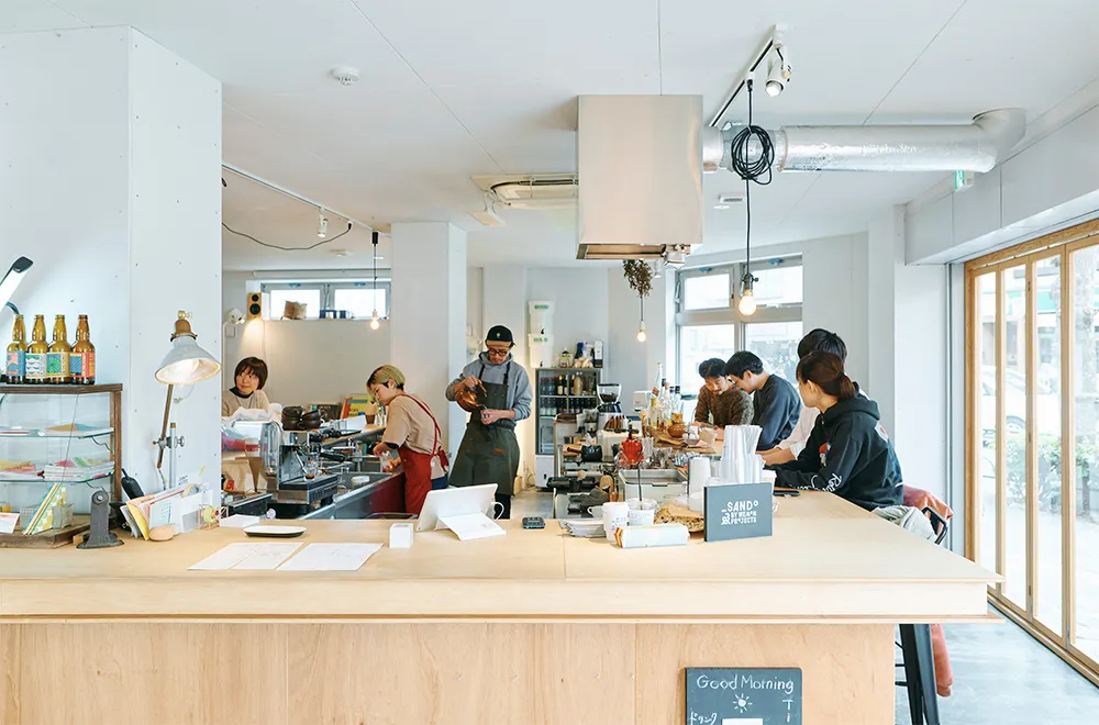 まちづくり拠点として整備したカフェ「SANDO」 Photo Koichi Tanoue