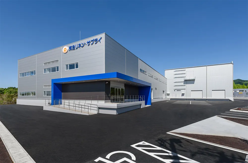 駐車場から作業エリアまでバリアフリー設計の工場