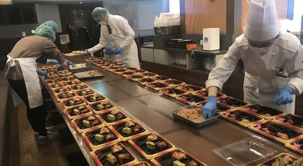 ホテルスタッフが総出で対応した弁当の詰め作業