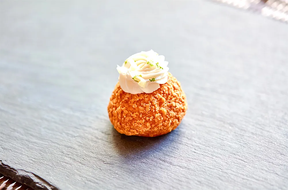 プロジェクトで開発した「恩納はちみつシュー」