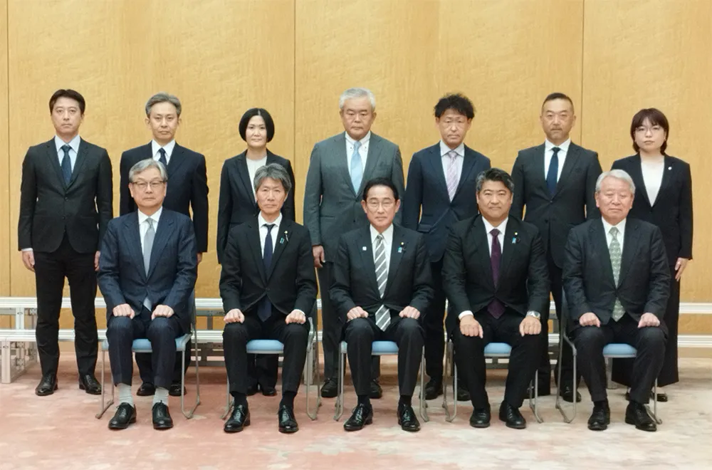 帰国後の首相官邸への表敬訪問(後列右端) (写真提供:外務省)