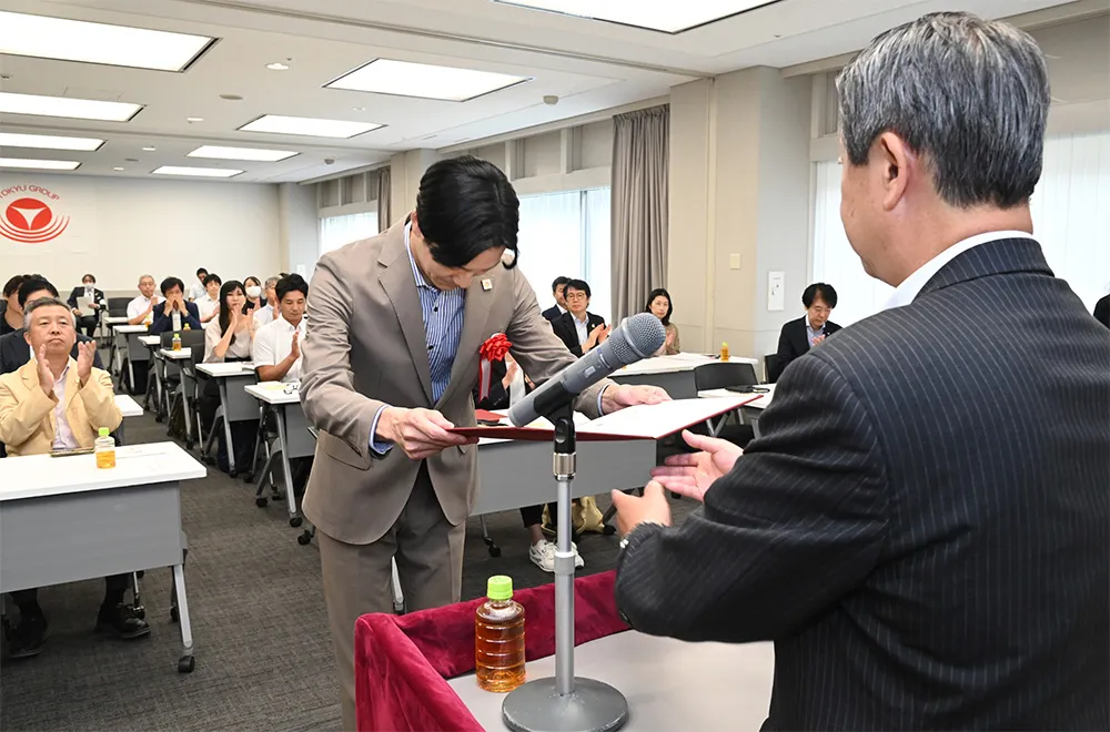 受賞各社に表彰状を授与