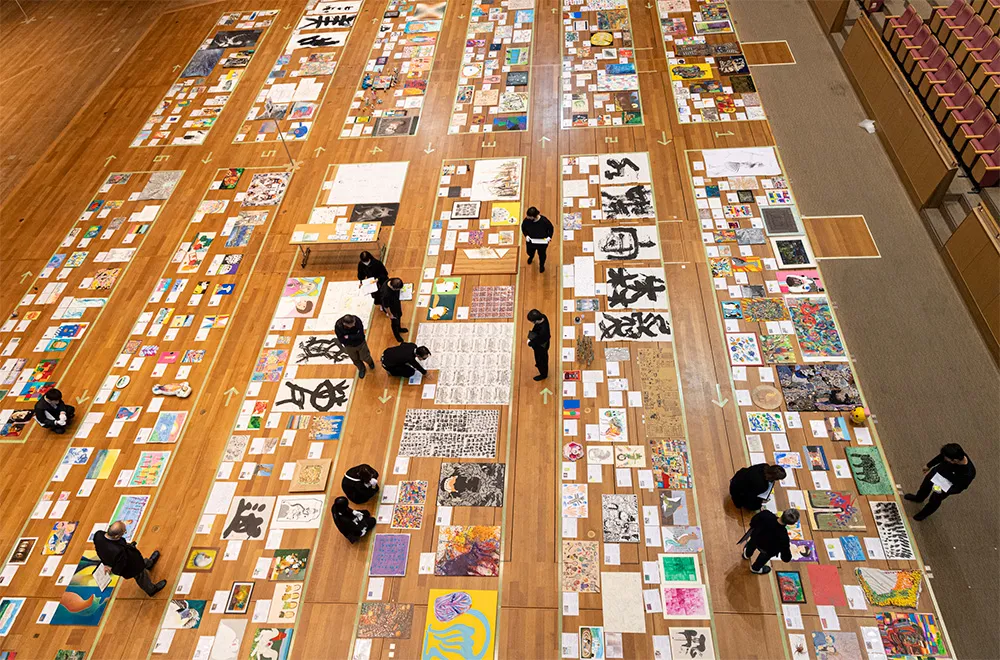 1,419点の応募作品から一次審査を通過した作品が並ぶ、現物審査の様子