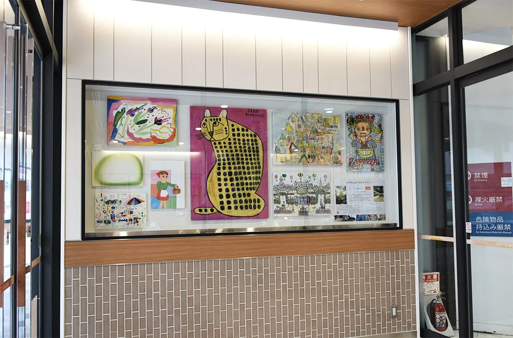 高さ 130cm × 横 300cm の 専用スペース「 La Mano まちなかギャラリー 」