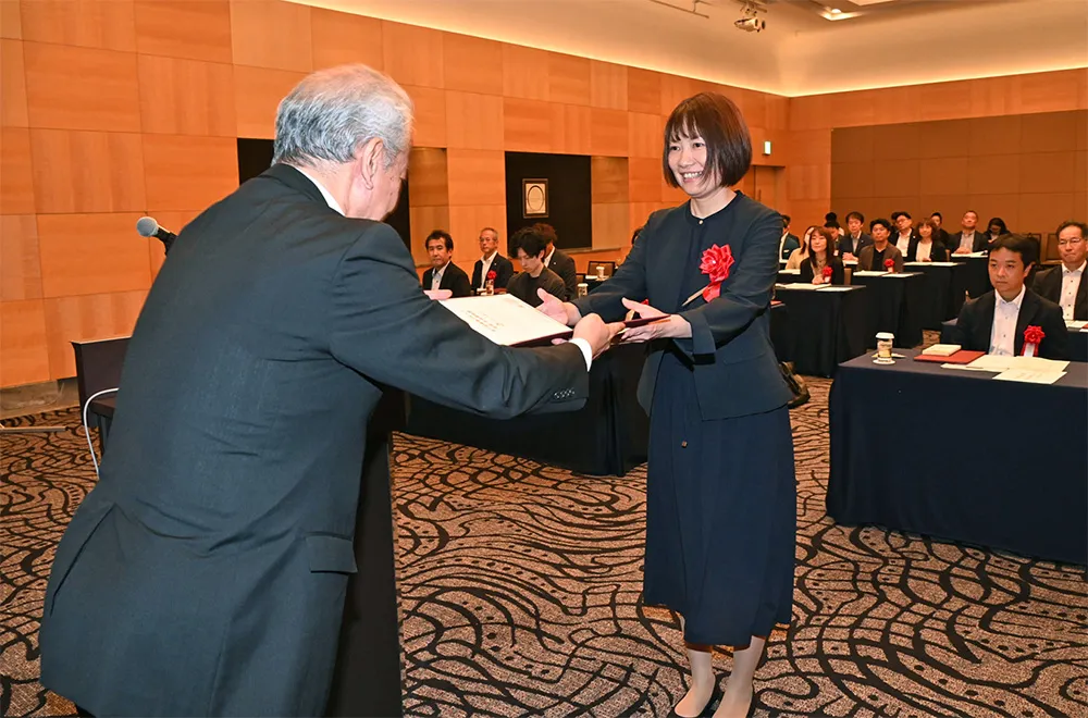 受賞各社に表彰状を授与