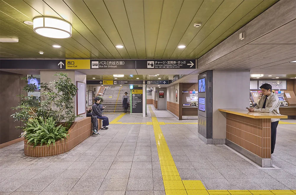 駒沢大学駅コンコース