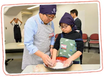 そば粉と水を混ぜる「水回し」に挑戦