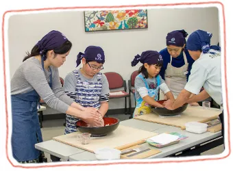 そば粉と水を混ぜる「水回し」に挑戦