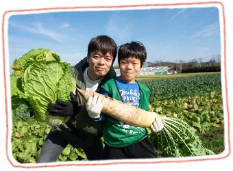 力を合わせて野菜を収穫