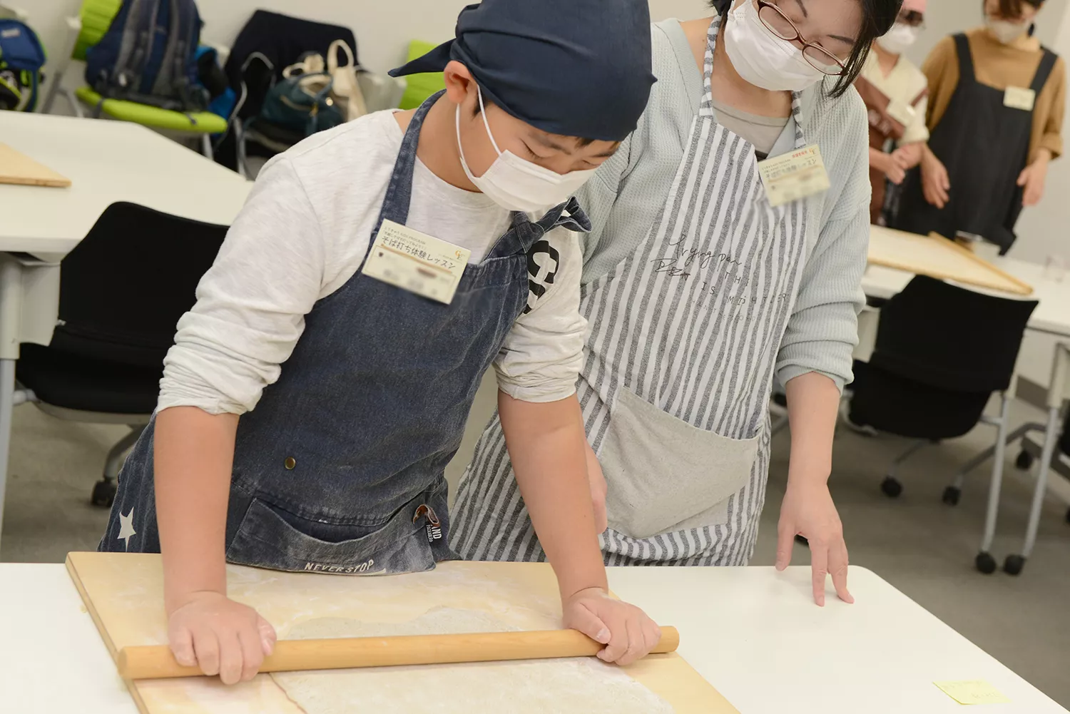 麺棒を使って生地を均一に