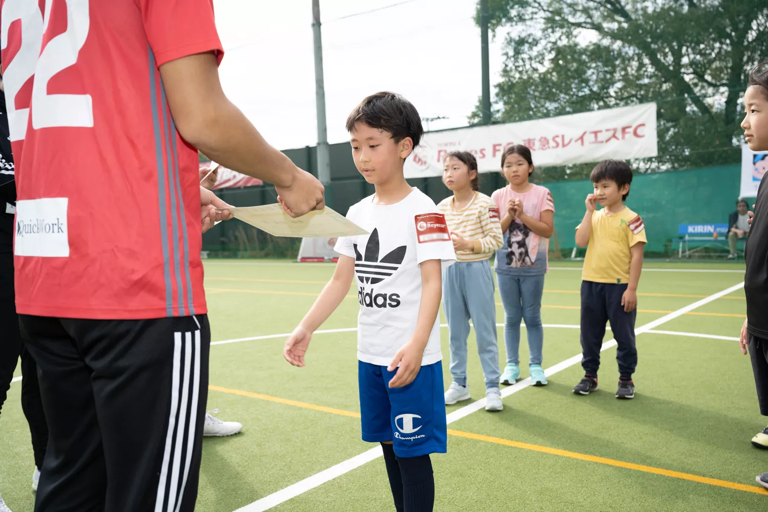 認定証を受け取る子どもたち