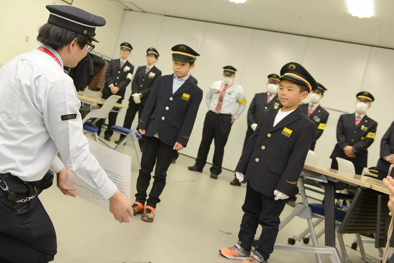 駅長の制服と制帽を身に着けた子どもたち