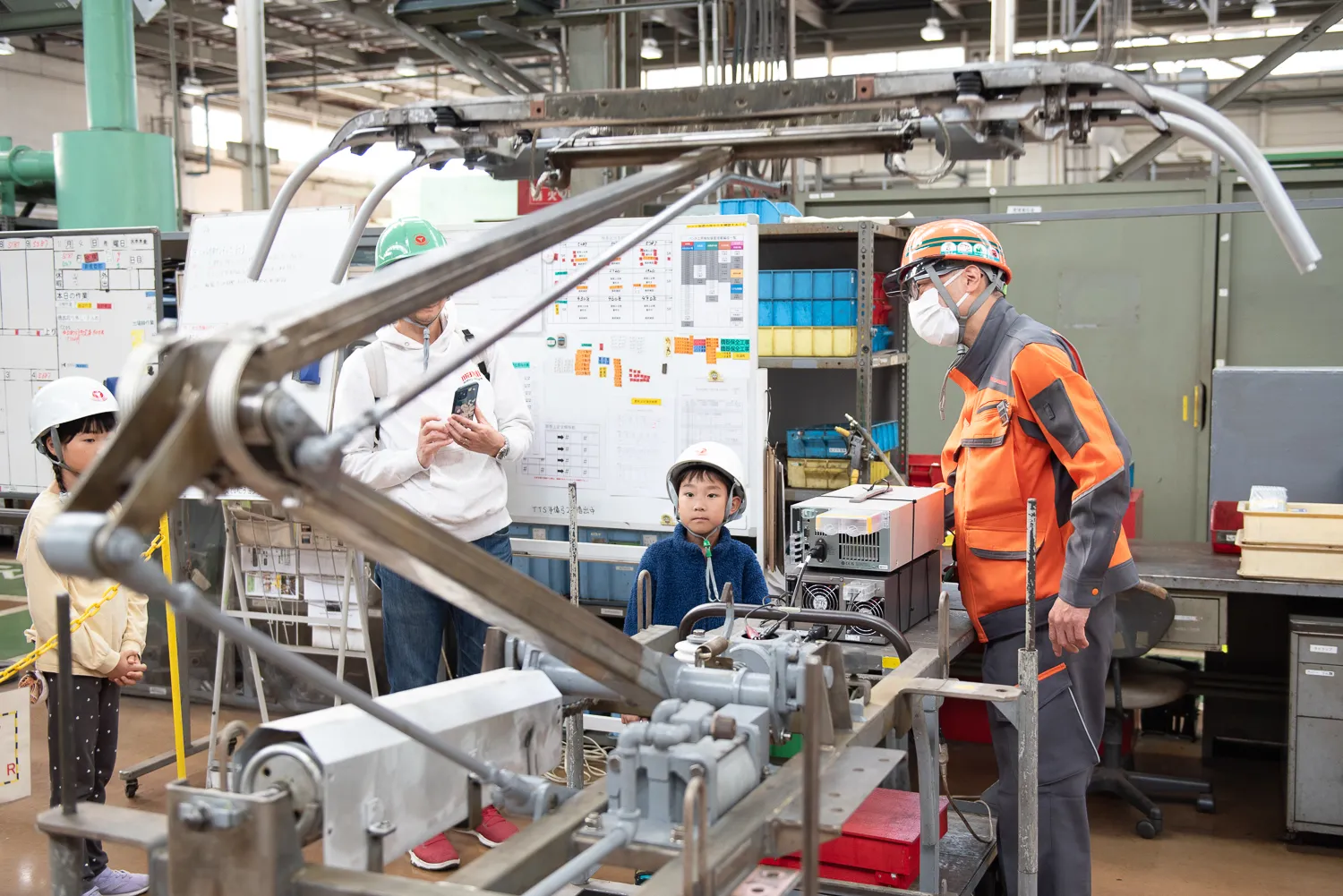 パンタグラフに触れて電車の仕組みを体感