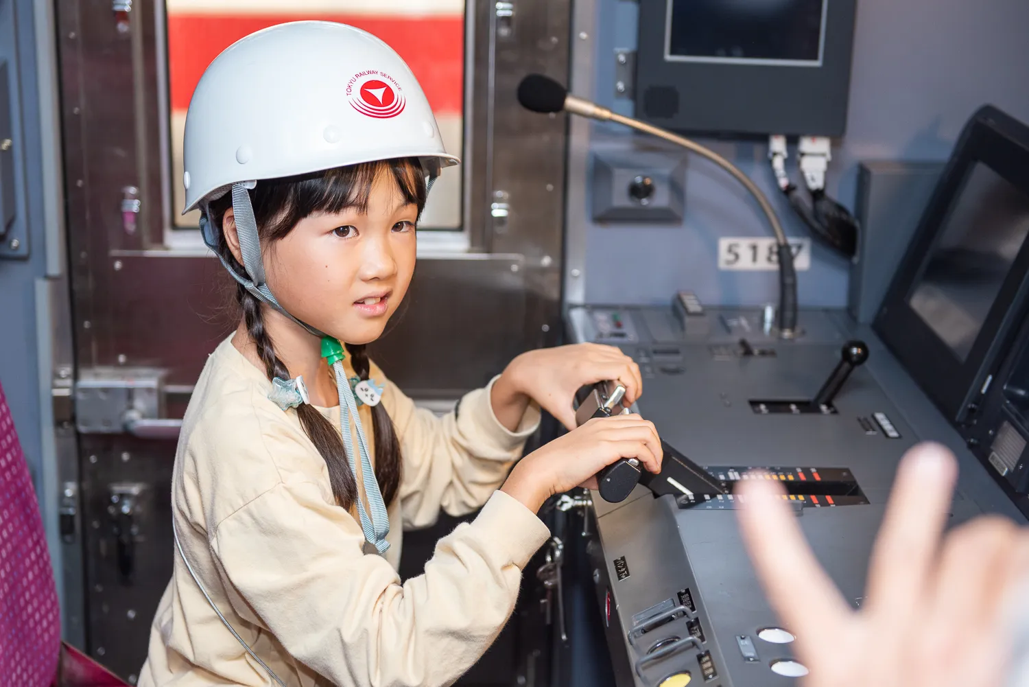 制御器やドアの開閉ボタンを操作しながら、運転士気分!