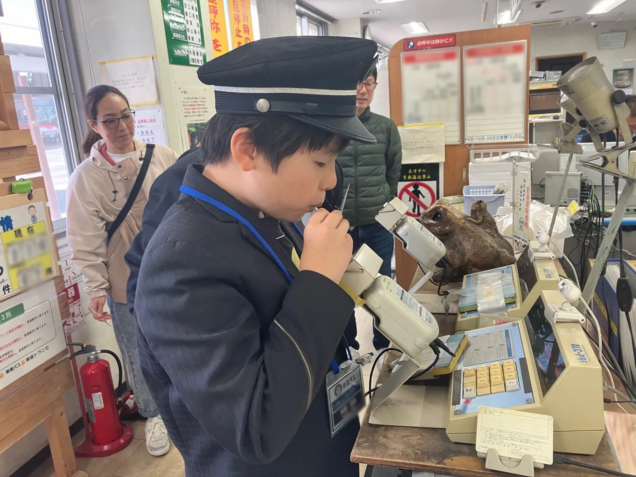 制服を着て、かっこいいバスの運転士に大変身!