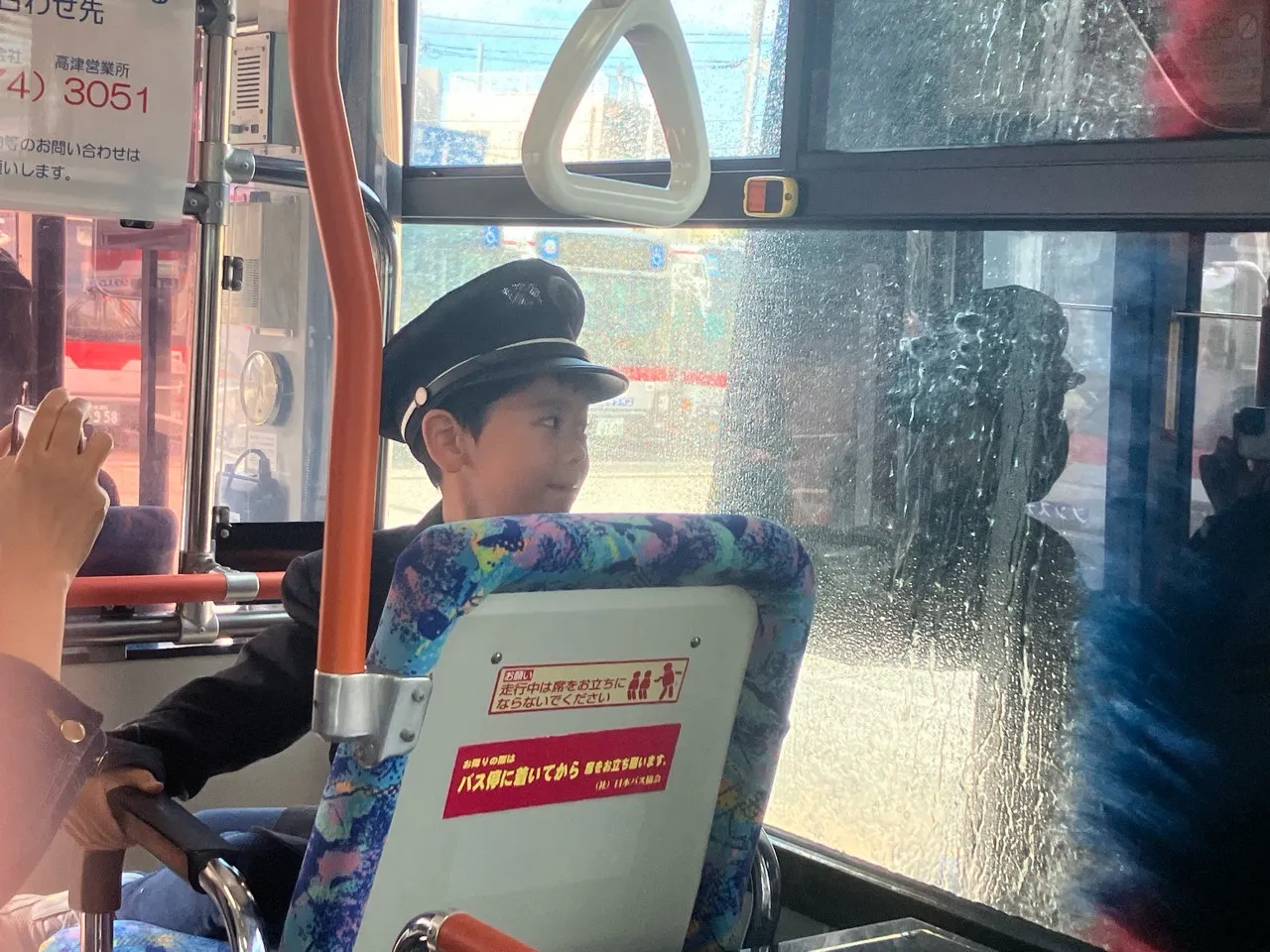 車内からバスの洗車を見学