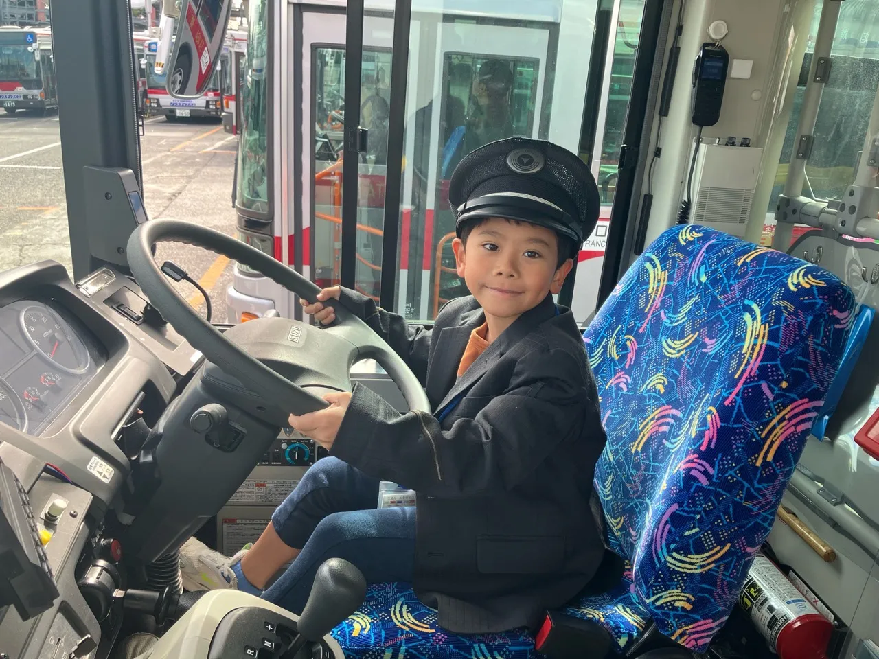 本物のバスの運転席に座って大はしゃぎ!