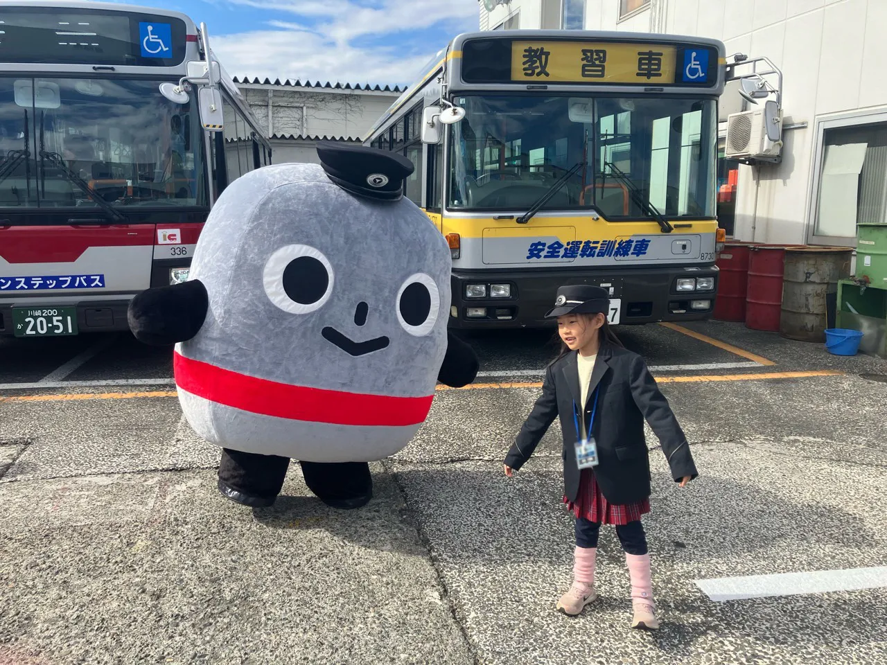 東急バスのキャラクター「ノッテちゃん」と記念撮影