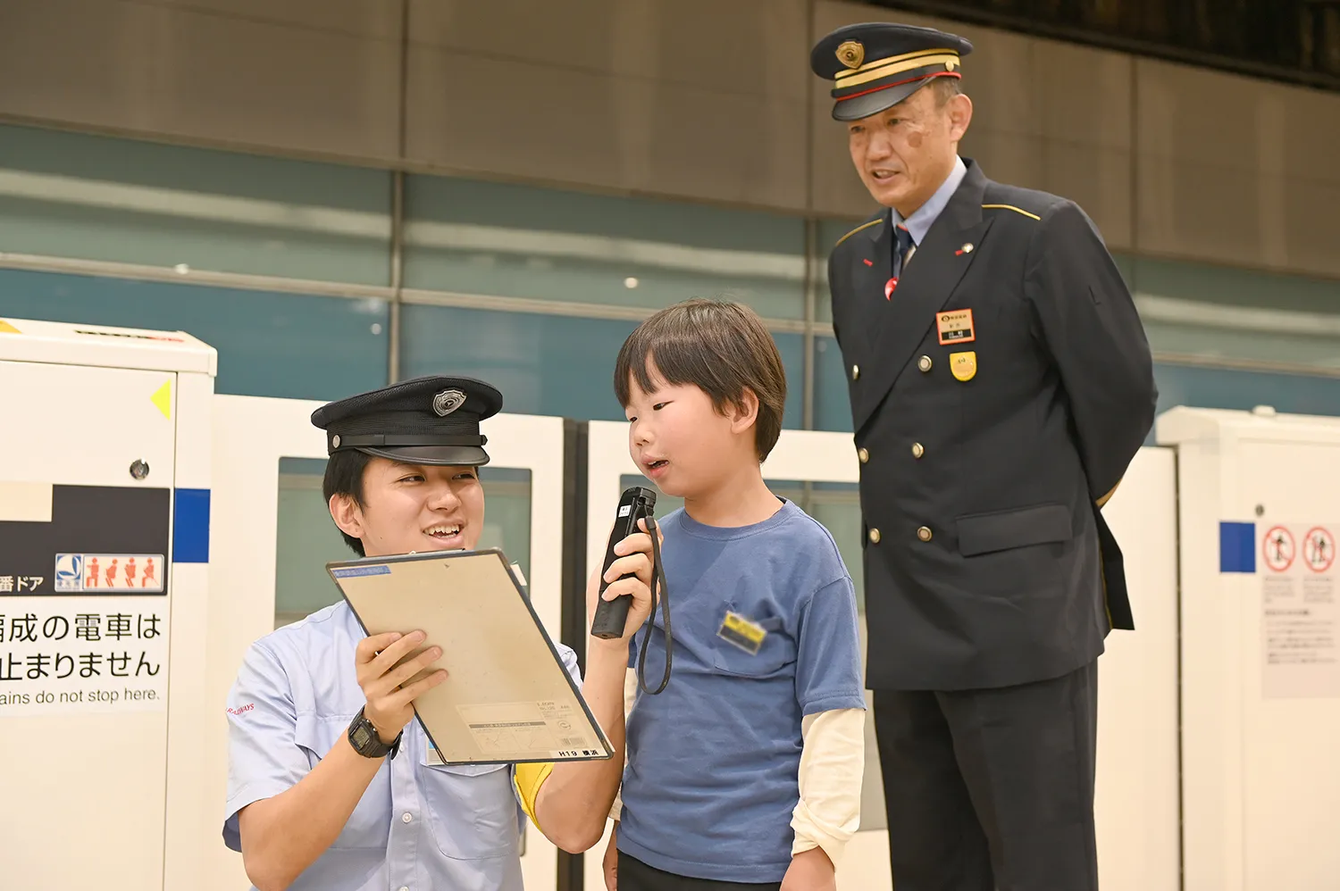 東横線のホームでアナウンス業務を体験