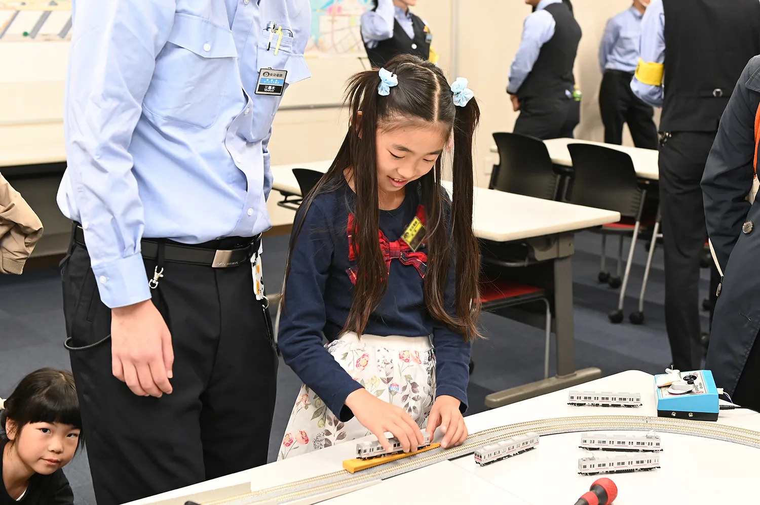 リアルに走る模型に触れる子どもたち