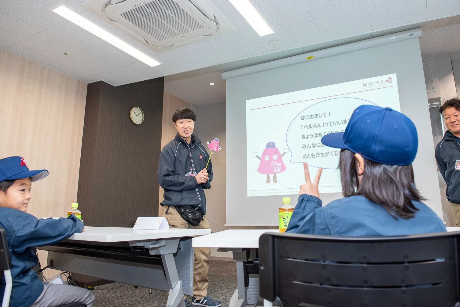 ベルキャストと同じ帽子と制服に着替え、いよいよお仕事体験のスタートです