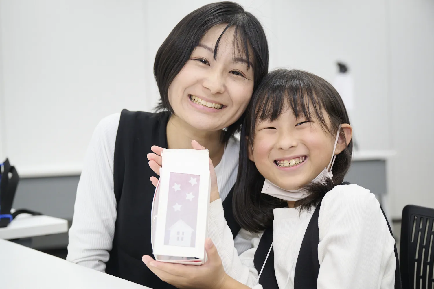 「未来の再エネ博士」と書かれた認定証を善ちゃんから授与