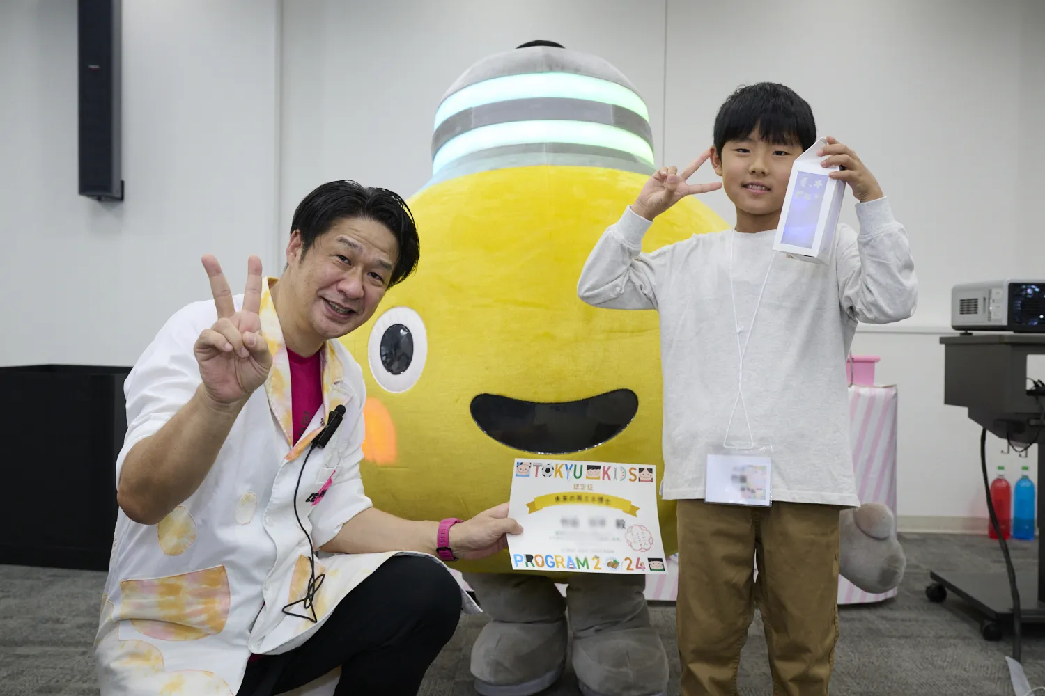 東急でんき&ガスのキャラクター「てるまる」と記念撮影