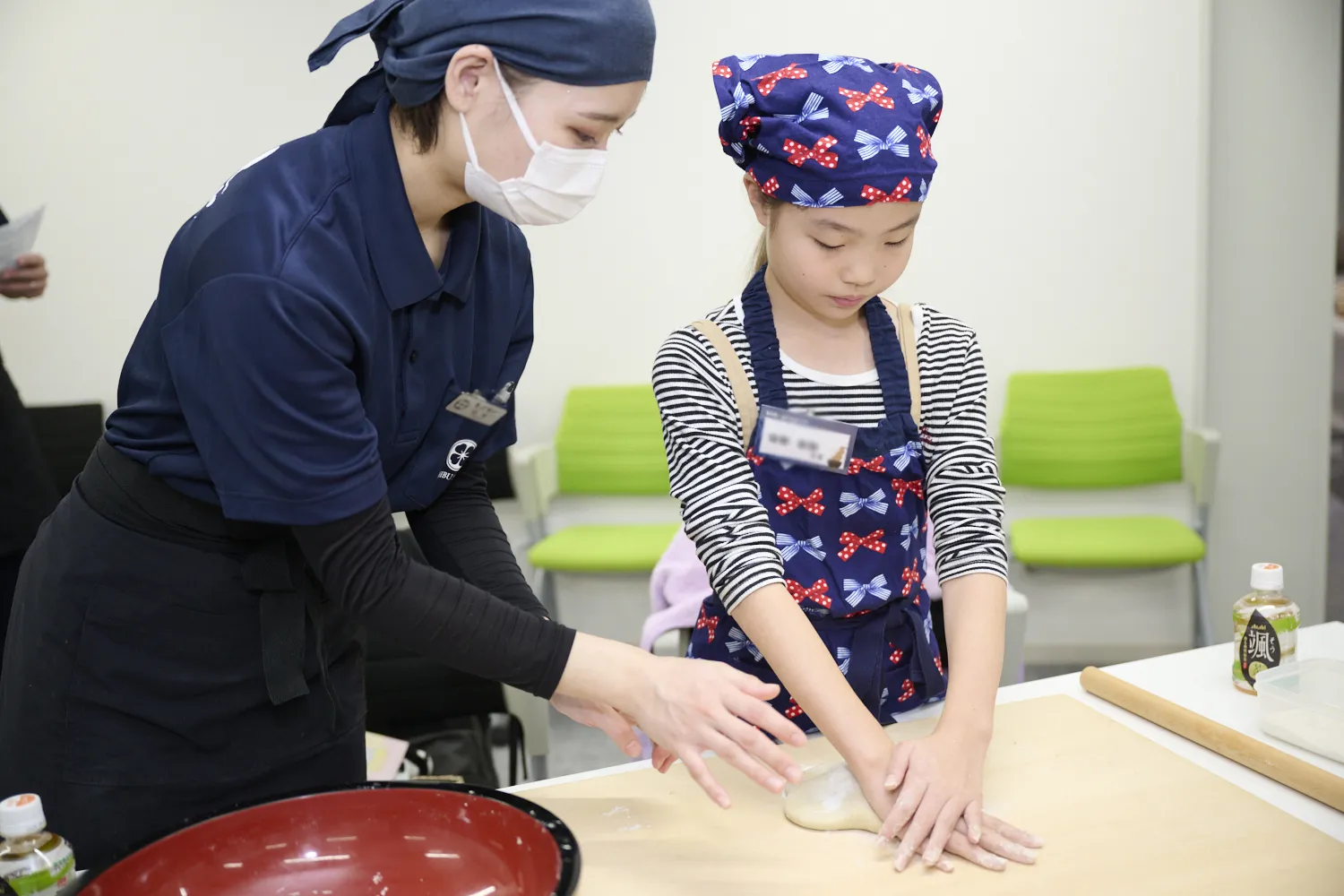 一つにまとめた生地を、体重をかけながら手で何度も押す「練り」の作業