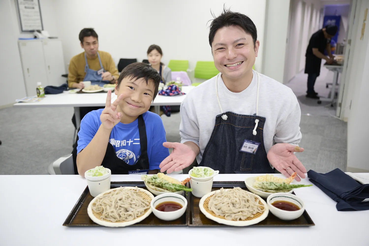 親子で打ったそばの試食