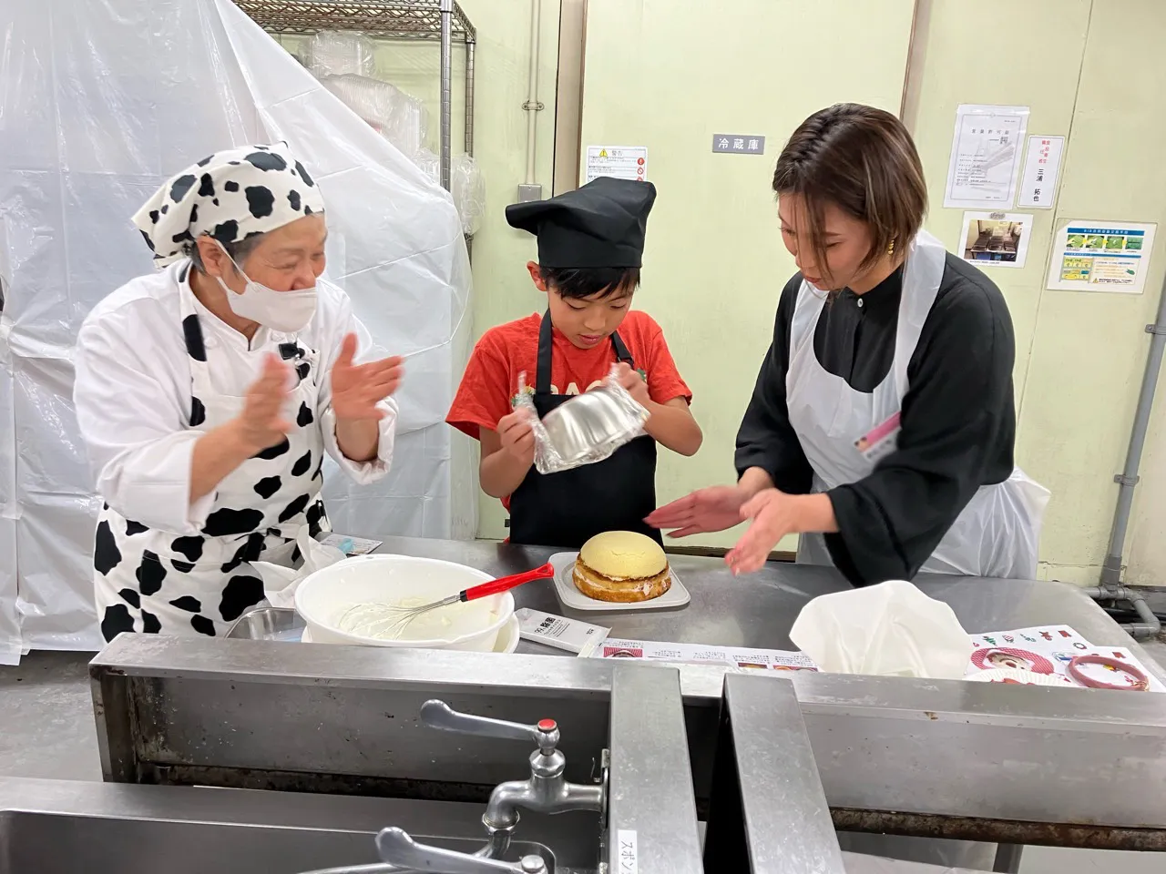 スライスしたスポンジケーキにクリームを塗って重ねていきます