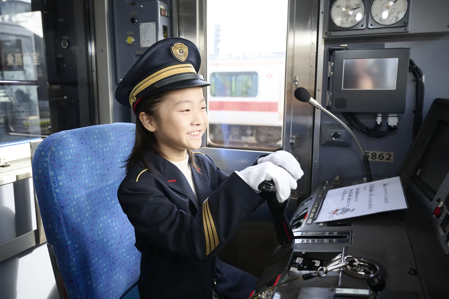 本物の運転席に座り、運転士の操作を体験