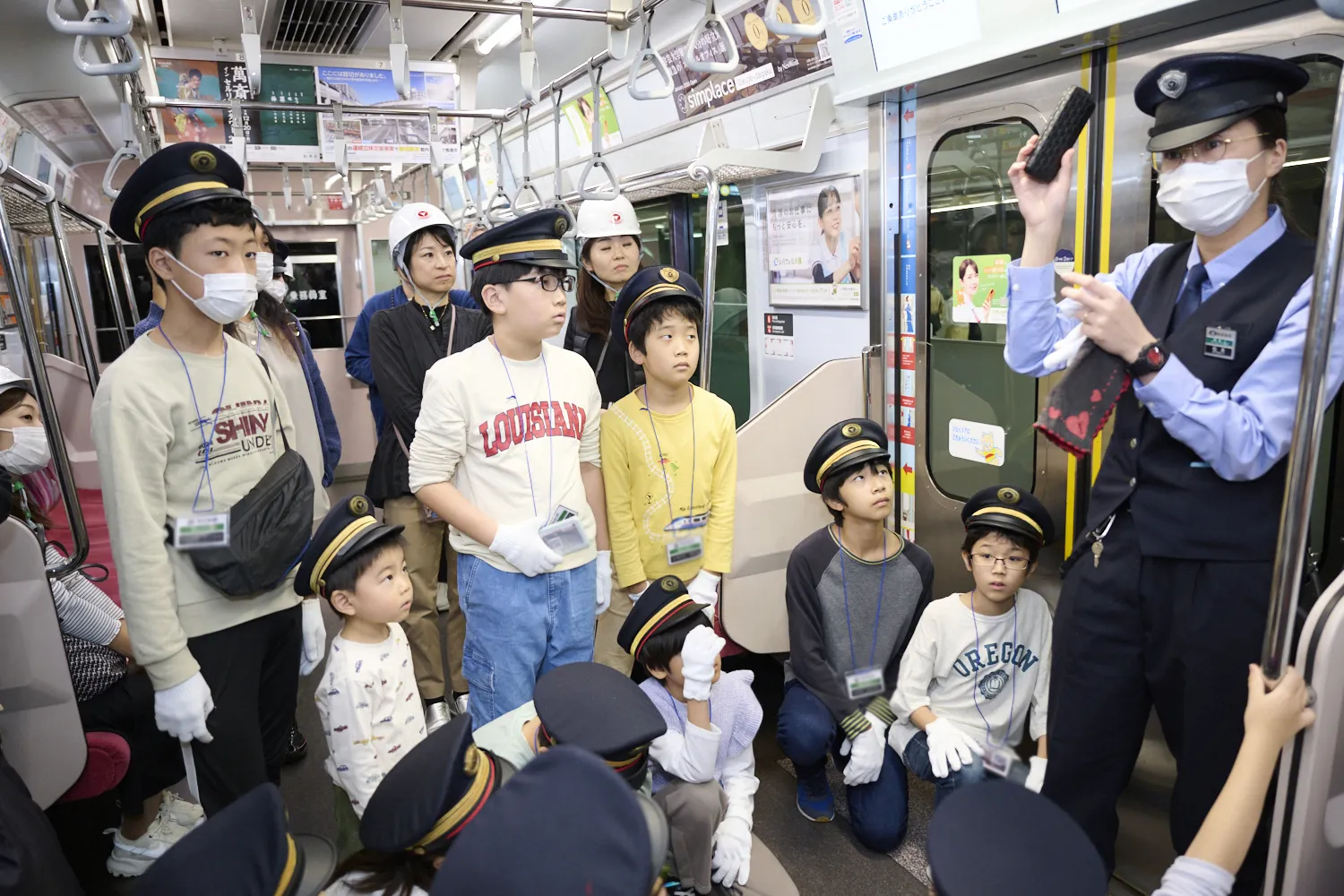 運転士が持ち歩くアイテムや「非常ボタン」についても学ぶ子どもたち