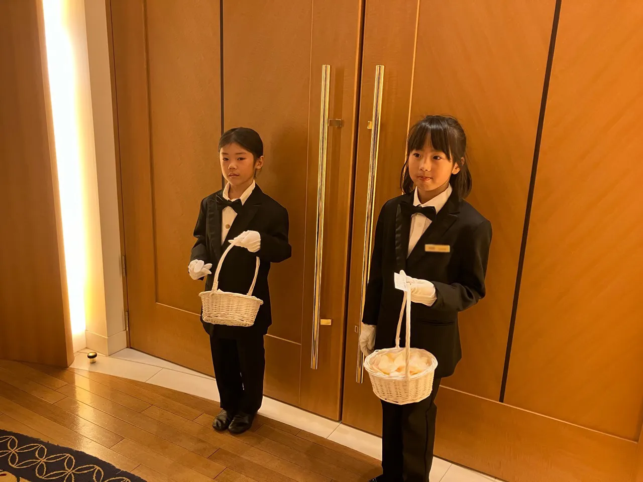 フラワーシャワーのかごを持って、花びらを配るお手伝い