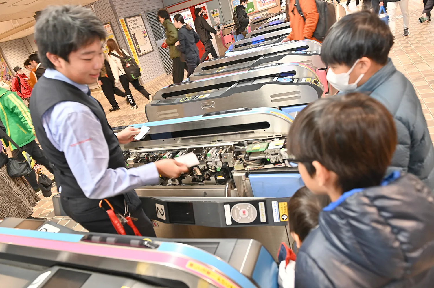 改札機の中を目にも止まらぬ速さできっぷが流れる様子