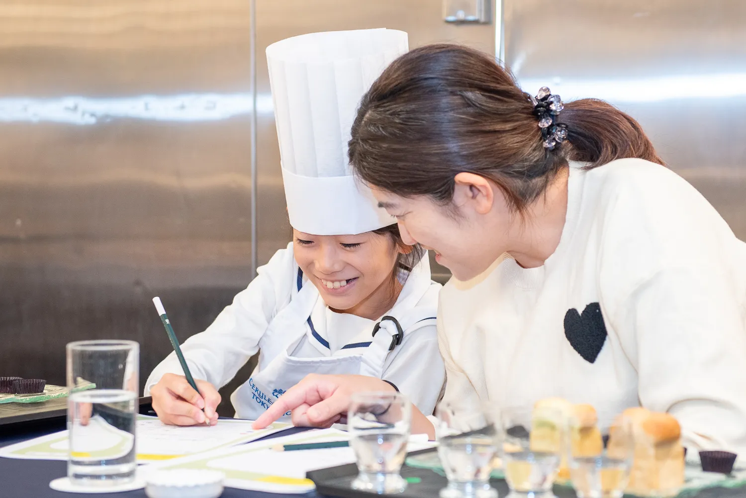 トレーに並べられた4種類の液体を味わい、どのような味をどれくらいの強さで感じたかをシートに記録