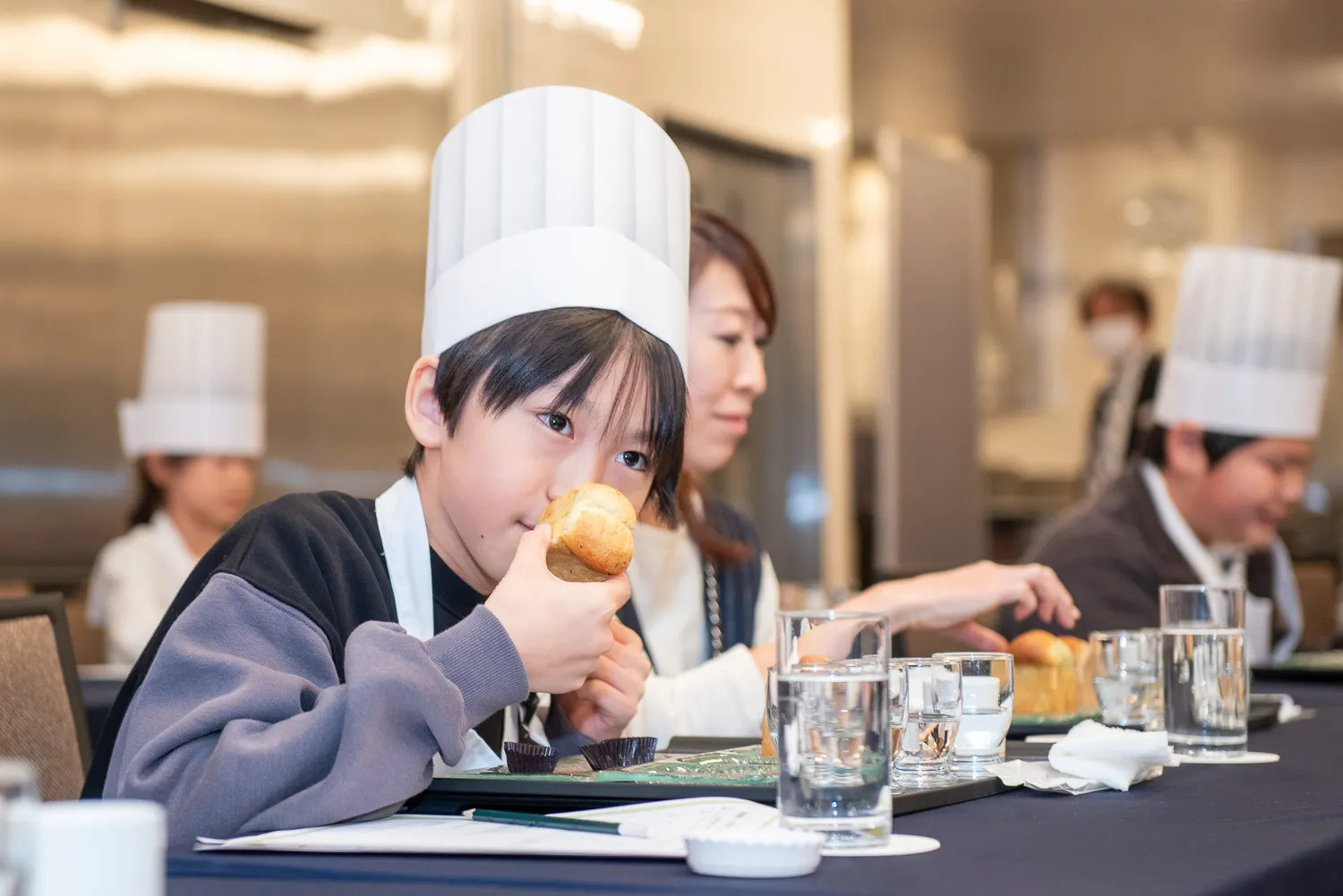クラッカーの音やパンの香りを親子で話し合いながら、五感で味を感じる体験