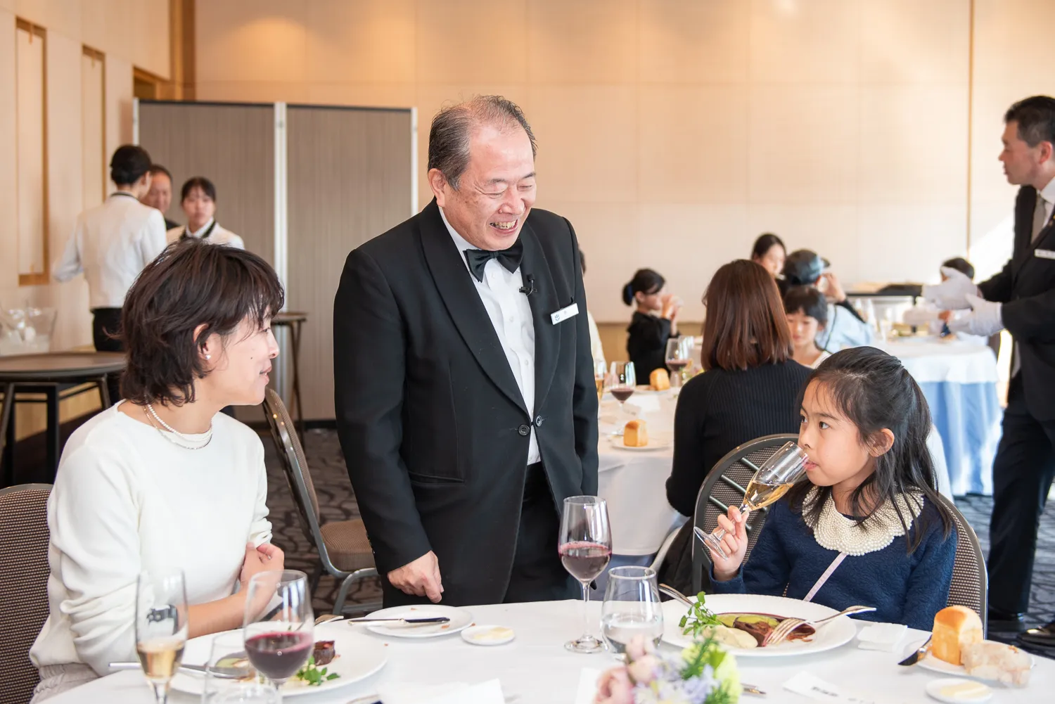 ナイフとフォークの基本的な使い方や料理の食べ方についてのレクチャーも