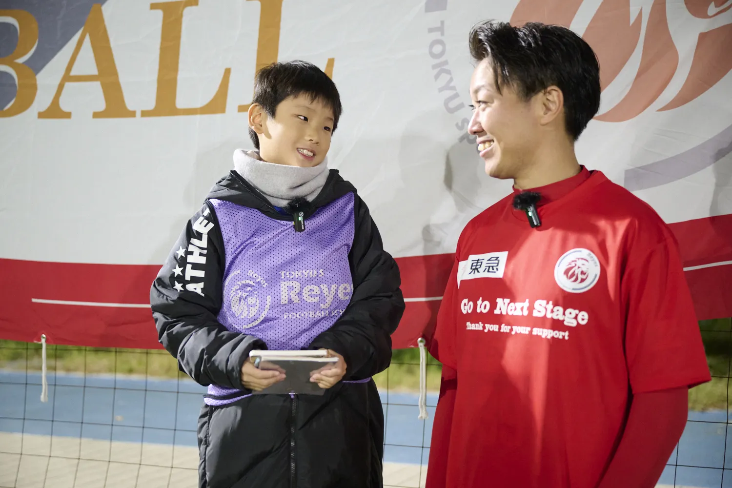 試合後は、ドキドキしながら選手へのインタビューに挑戦!