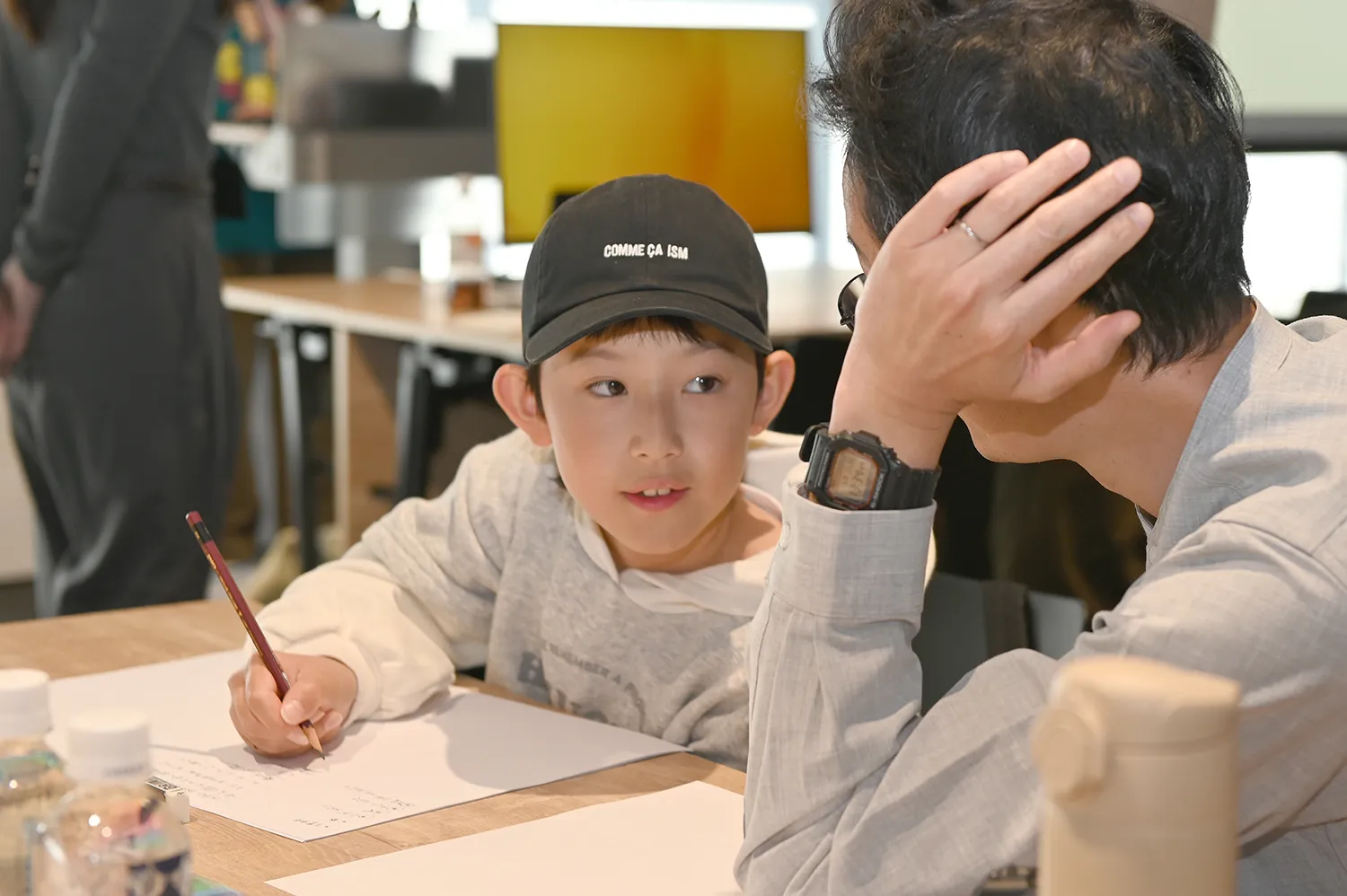 親子で話し合いながらアイデアを紙に書き出していきます