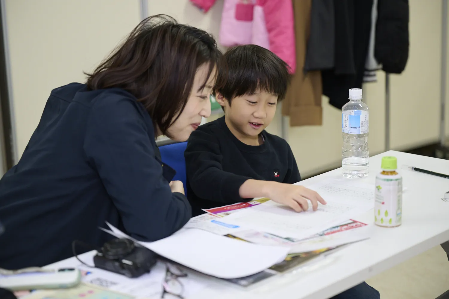 思い思いの方法でアナウンスの練習をする子どもたち